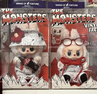 мамалак мишка: Две коллекционные фигурки Labubu The Monsters в стиле Coca-Cola