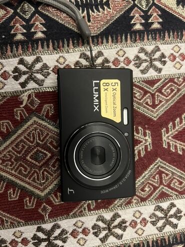 Panasonic Lumix seriyasından qara rəngli rəqəmsal fotoaparat. Bu model