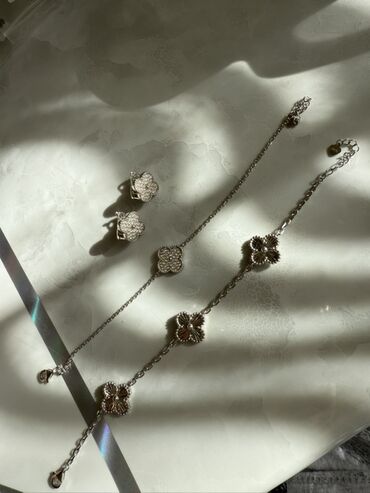 улпот койнок: Ювелирный комплект с четырёхлистниками (серебристый металл) Состав