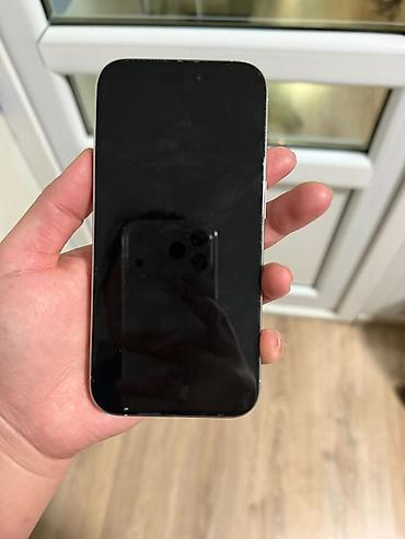 ош саат: IPhone 15 Pro Max, цвет белый (Natural Titanium/White). Модель с тремя — 1