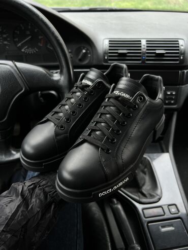 черная обувь: Продаю абсолютно новые обувь от бренда долчи. В самом высоком
