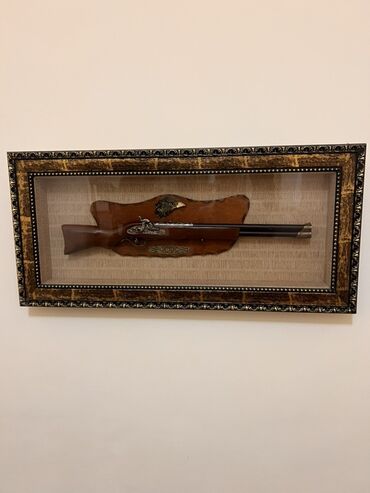 груша боксерская на стену: Декоративное ружье, представленное в рамке с паспарту, является