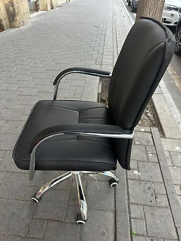 ofis dolablari: - Ofis kreslosu, orta bel hündürlüyü - Rəng: qara - Material: yumşaq — 1