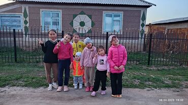 Другой детский транспорт: Розовая машинка-каталка для детей. Имеет удобное сиденье и руль, что