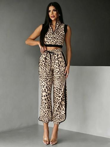 pantalone mona: Damski komplet – prsluk top i pantalone sa animal printom
1900 din — 9