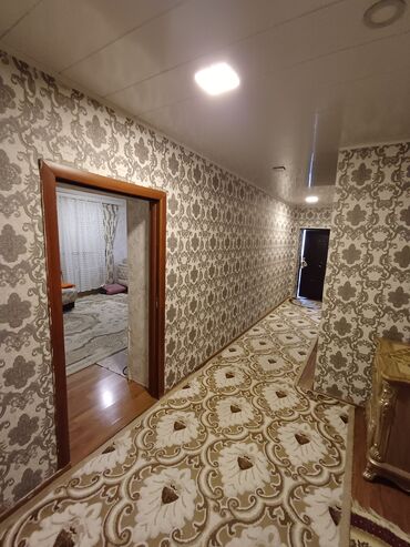 Həyət evləri və villaların satışı: Satılır: həyət evi - 2 mərtəbəli, bütöv hasarlı həyət evi - Küçə — 18