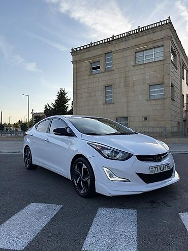 elantra hunday: Hyundai Elantra sedan – ağ rəngdə, aerodinamik kuzov dəsti ilə. Şəhər — 2