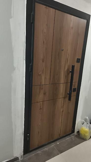 sef qapılar: Müasir dizaynlı giriş qapısı. Qapının üz hissəsi təbii ağac naxışını — 1