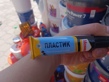 баллончик с краской: Клей "Момент Пластик" предназначен для надежного склеивания различных