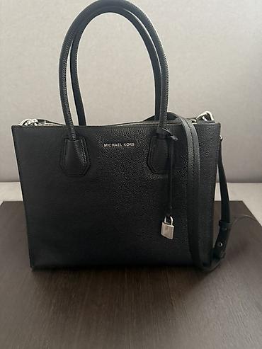 майкл: Сумка Michael Kors, модель-тоут из фактурной черной кожи. - Цвет — 1