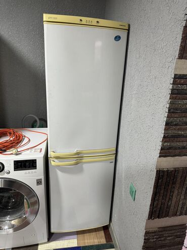 техник по эксплуатации: Холодильник Samsung, Б/у, Двухкамерный