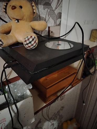 PS4 (Sony PlayStation 4): Игровая консоль Sony PlayStation 4 с комплектом дисков Комплектация — 1