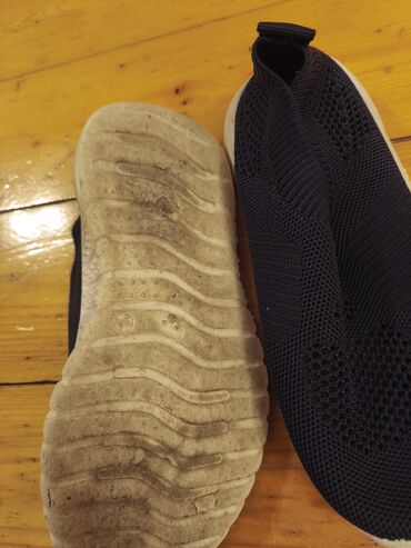 Ayaqqabılar: Qara rəngdə olan dəri kişi ayaqqabıları. Dəbli dizaynı ilə həm rəsmi — 18