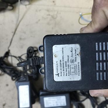 (Hamisini biryerde verem )Müxtəlif növ elektrik adapterləri və qida — 5