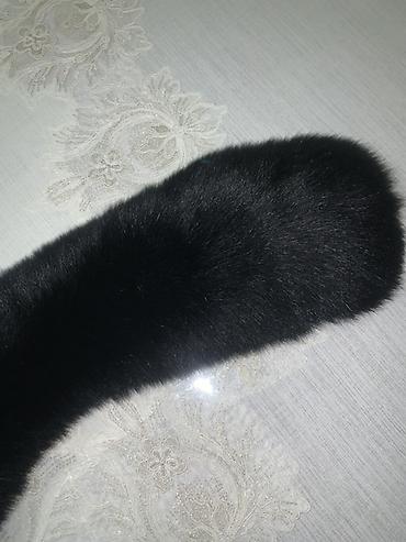шкура овчина: Меховой воротник-манишка из натурального меха, цвет — глубокий черный — 1