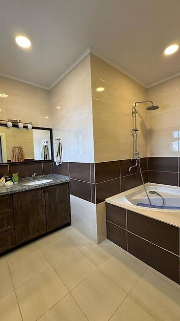 Продажа коттеджей и домов: Продается 2-х эт. дом + цокольный этаж Район Киргизия-1 Зем. участка - — 24