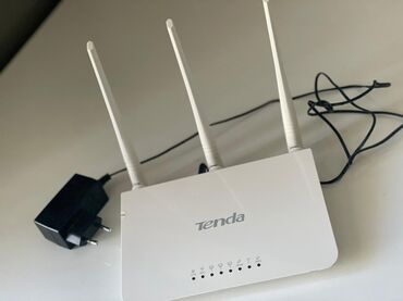 Настольные ПК и рабочие станции: Tends markalı, üç xarici antenası olan ağ rəngli simsiz router. Bu