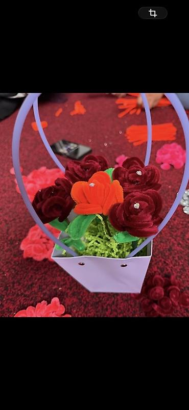 Цветы из синельной проволоки: Яркие декоративные букеты из мягких плюшевых «проволочных» цветов. - — 19