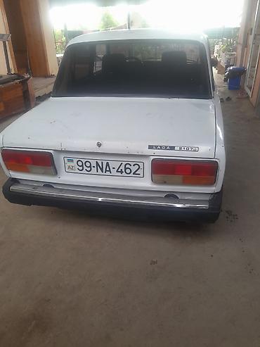 barmaqliq: Lada 2107, ağ rəngli sedan - Kuzov: klassik kvadrat dizayn, xrom ön — 3