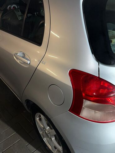 Toyota: Toyota Vitz: 2005 г., 1.3 л, Автомат, Бензин, Хэтчбэк — 10