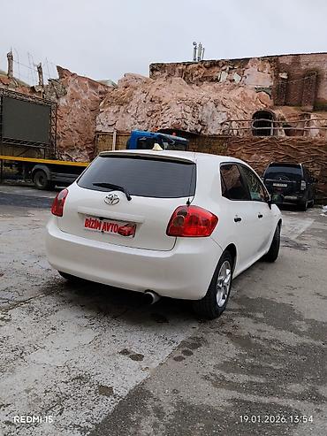 Toyota: Toyota Auris, ağ rəng, hetçbek kuzov. Əsas xüsusiyyətlər: - 5 qapı — 6