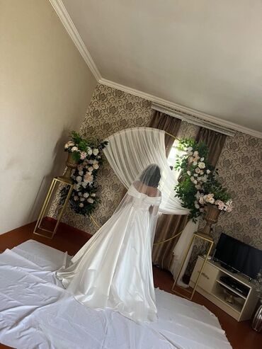 Çəngəllər: Ağ rəngdə klassik gəlinlik - Siluet: A-kəsim, geniş ətəkli, zərif