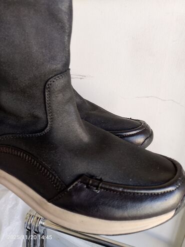 Çəkmələr: Qış çəkmələri - Rəng: qara (altlıq bej rəngli) - Material: yumşaq üst — 1