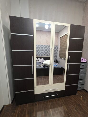 Divanlar: İşlənmiş, Açılan, 3 qapılı Düz dolab, Dolab-asılqan