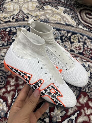 велик на титановых дисках: Футбольная обувь (набор из 3 пар) 1) Бутсы белые с носком-манжетой -