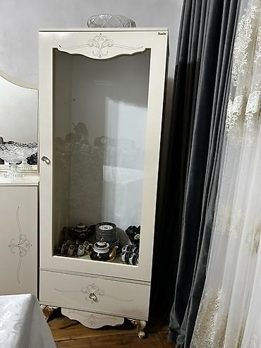 Bufetlər: - Rəng: krem/ivori - Material: MDF/LDSP karkas, şüşə vitrin qapısı - — 4