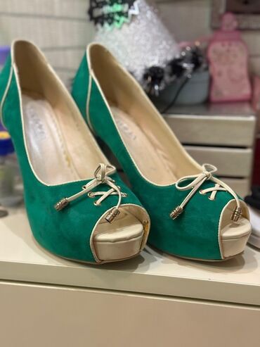 бежевые мужские мокасины: Qadın ayaqqabıları – 2 cüt 1) Yaşıl platformalı peep-toe - Rəng
