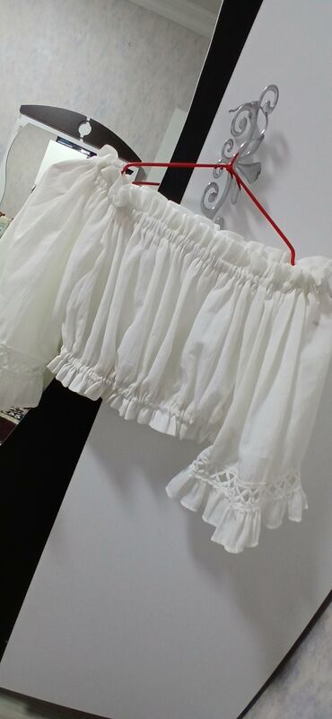 Pencəklər: Ağ rəngli qadın bluzası – off-shoulder (çiyin açıq) model. - Parça