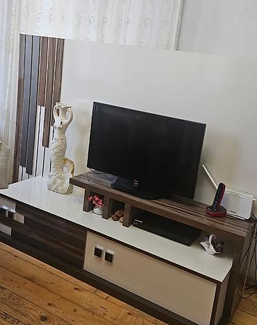 tv 43: İşlənmiş, Düz TV altlığı, Polkalı, Laminat — 1
