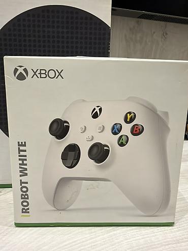 xbox seris x: Xbox Series S oyun konsolu. Şəkillərdə görünən dəstə ağ rəngli konsol — 4