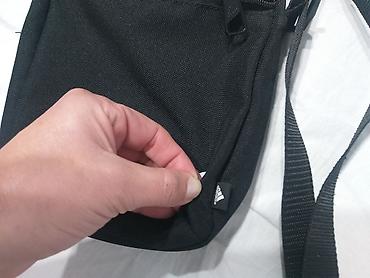 Sportske torbe i rančevi: Adidas uniseks torbica preko ramena – klasičan crni model sa belim — 2