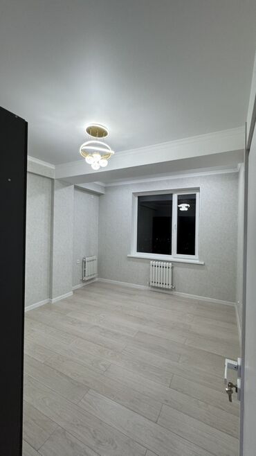 Продажа комнат: Светлая гостинная/зал с балконом - Просторная комната с современным — 8