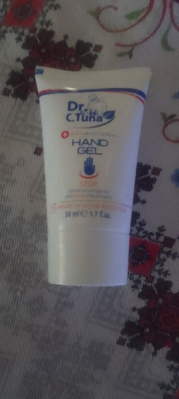 Antibakterijski gel za ruke Dr. C. Tuna u beloj tubi od 50 ml. Pruža