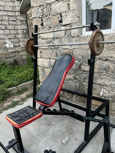 qaşıq dəstləri: Qara rəngdə, oturacaqlı dəmir ştanq qaldırma dəzgahı. Dəzgahla