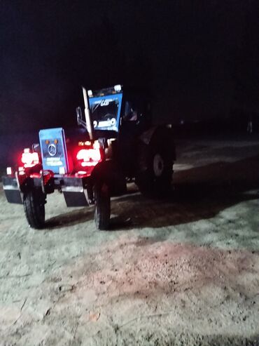 Traktorlar: Mavi rəngli ağır sinif təkərli traktor və qoşqu komplekti — 18