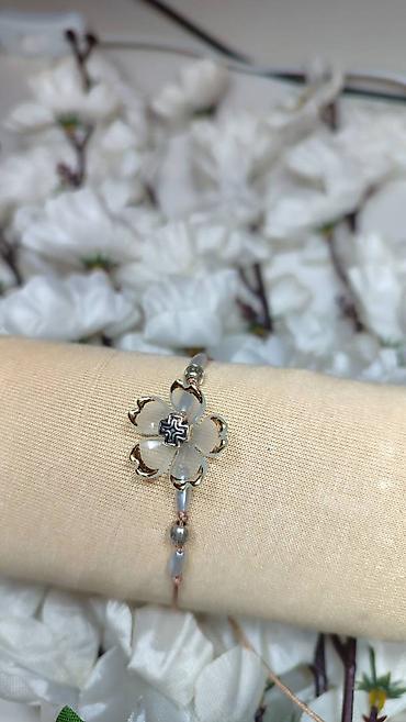 inicijali: Elegantna narukvica sa cvetnim priveskom - Delikatna narukvica na — 1