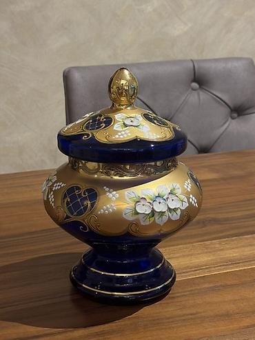 Ev və bağ: Qapaqlı bəzəkli şüşə qab - Material: qalın kobalt-mavi şüşə - Üslub — 1