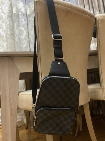 idman su qabı: Louis Vuitton Avenue sling bag
