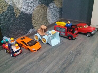 Oyuncaqlar: Uşaq üçün oyuncaq avtomobil və texnika dəsti Tərkib: - Qırmızı rəngli — 4