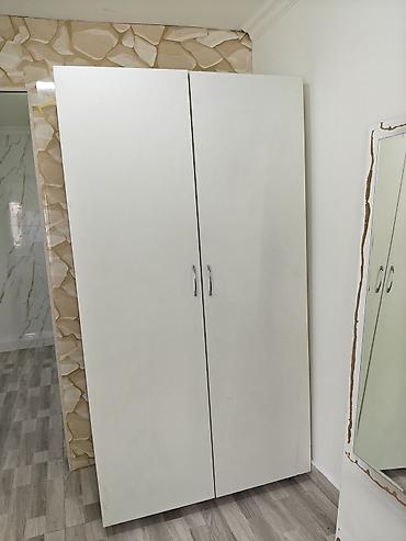 rezin yataq: Ağ rəngli iki qapılı şkaf - Minimalist dizayn, hamar səthlər və metal — 1