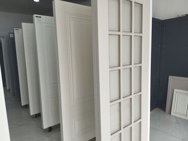 qapı şüşəsi: Ağ rəngdə, müasir üslubda qapı. Bu qapı müxtəlif interyerlərə uyğun