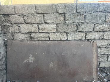 Tavan: Bu, tikinti və ya təmir işləri üçün istifadə edilə bilən, paslı səthə