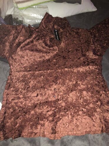 Köynək və bluzalar: Yaxalı, düyməli, qəhvəyi rəngli qadın bluzası. Üzərindəki relyefli — 4