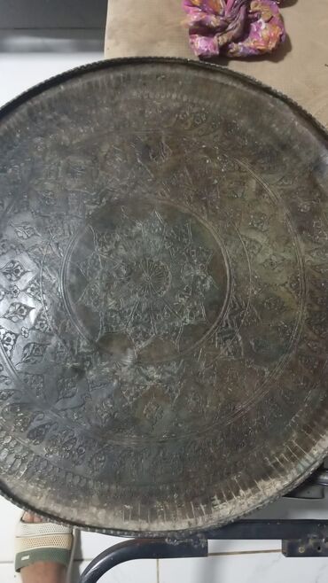 İçki üçün qablar: Antik sini, 2 əsrdən çox yaşı var, üzərində əl işləri ilə döyülmüş