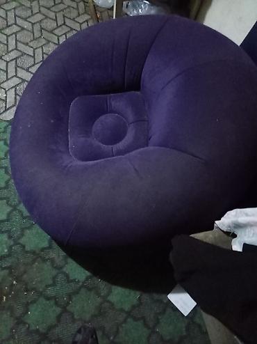 komputer stolu satilir: Şişmə kreslo – dairəvi formalı, tünd bənövşəyi rəngdə. - Material — 2