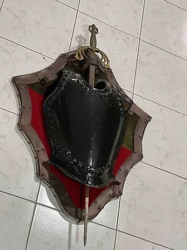 cipelarnik komoda: Štit i mač 103 x 65 cm (zidni ukras) Dobro stanje. Lično preuzimanje — 2